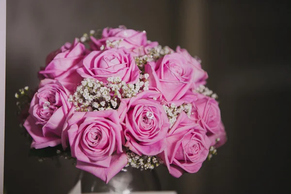 Närbild på brudar bukett med rosa rosor på bröllopsdag — Stockfoto