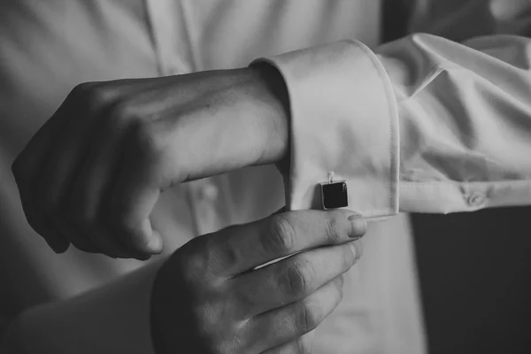 Detalhes do casamento, abotoaduras, terno masculino elegante e mãos — Fotografia de Stock