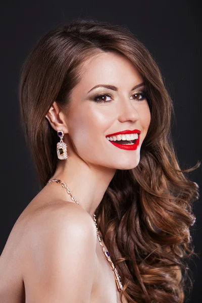 Portret van een mooi lachende brunette meisje met luxe accessoires. mannequin — Stockfoto