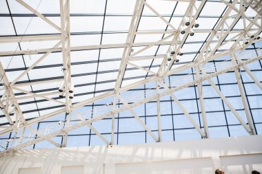 Çatı cam ve yüksek teknoloji tarzında bir çelik parçası