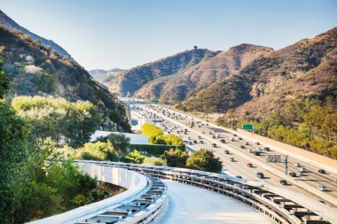 Füniküler raylar ve dağlar Los Angeles, ABD yüksek yol zemin karşı. Güneşli California peyzaj