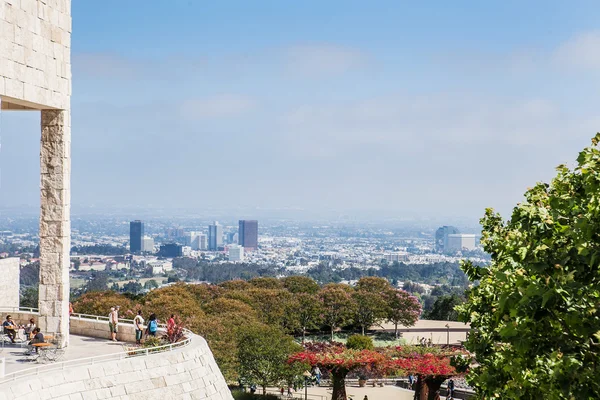 LOS ANGELES, EUA - 1 de junho de 2015: Vista do J. Paul Getty Museum, conhecido como Getty, é um museu de arte na Califórnia. num dia de sol — Fotografia de Stock