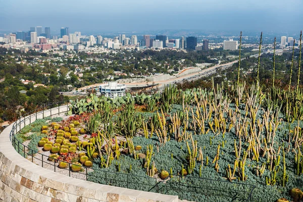 LOS ANGELES, CALIFORNIA - JUNHO 1, 2015: Exteriores e terraços do museu Getty Center, em Los Angeles, Califórnia — Fotografia de Stock