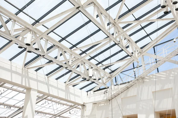 Фрагмент крыши из стекла и белая сталь в стиле хай-тек — стоковое фото