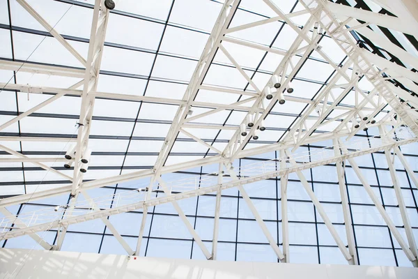 Фрагмент крыши из стеклянных окон и сталь в стиле хай-тек — стоковое фото