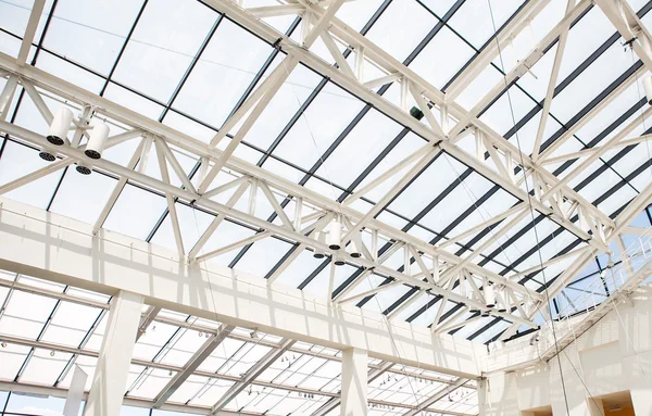 Фрагмент крыши из стекла и стали в стиле хай-тек — стоковое фото