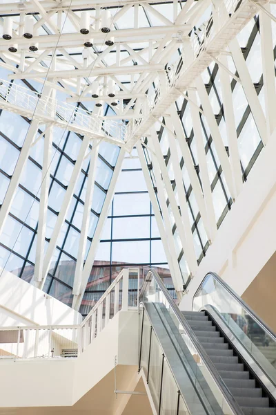 Эскалатор и стеклянная крыша в стиле хай-тек — стоковое фото