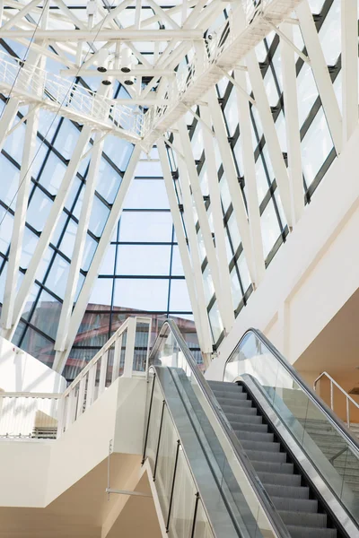 Escaleras mecánicas y techo de cristal en edificio futurista de alta tecnología . —  Fotos de Stock