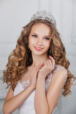 beyaz zemin üzerinde güzel mutlu gelin