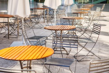 Restoranın açık açık hava kafe sandalye masa
