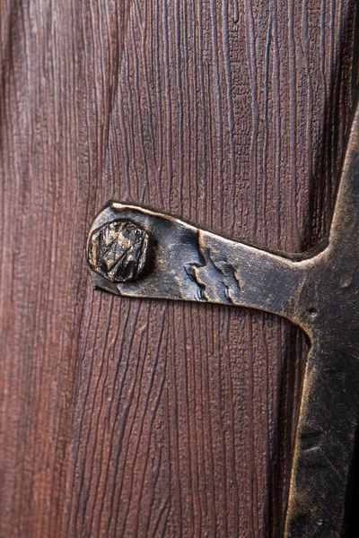 Fragment z kovových vzoru na dřevěné dveře se sklem — Stock fotografie