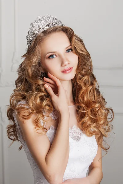 Retrato de novia hermosa con corona sobre fondo blanco . — Foto de Stock