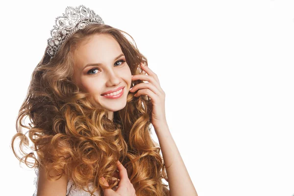 Retrato de jovem bela noiva feliz sorridente com maquiagem elegante e penteado, sobre fundo branco — Fotografia de Stock