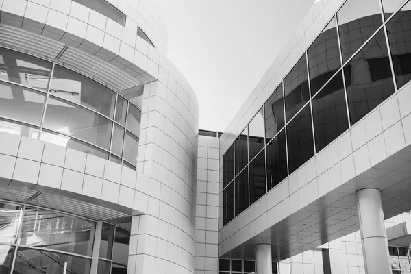 Parte del edificio moderno. Foto en blanco y negro —  Fotos de Stock