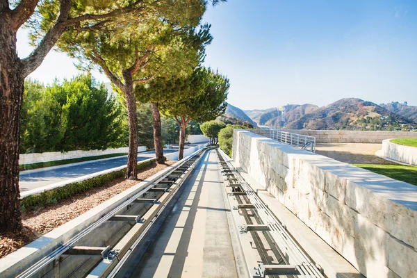 Trilhos funiculares contra o pano de fundo das montanhas em Los Angeles, EUA. Paisagem da Califórnia em dia ensolarado — Fotografia de Stock