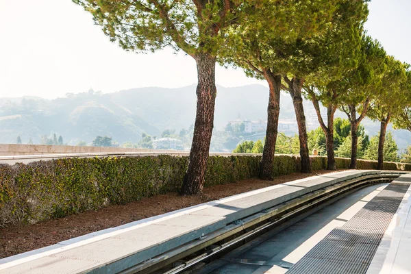 Carris funiculares contra o pano de fundo das montanhas em Los Angeles, EUA . — Fotografia de Stock