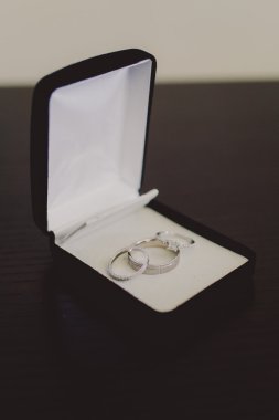 Düğün ve nişan yüzüklerini bir kutu içinde