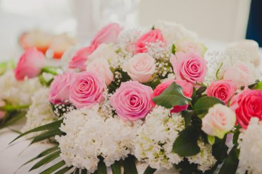 düğün günü masaya güzel çiçek