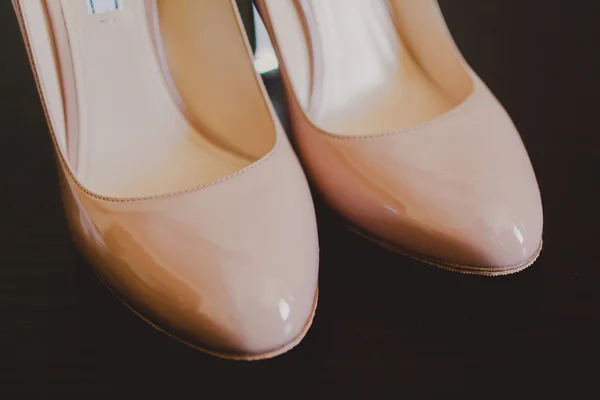 Close up de bege sapatos de salto de noiva de casamento — Fotografia de Stock