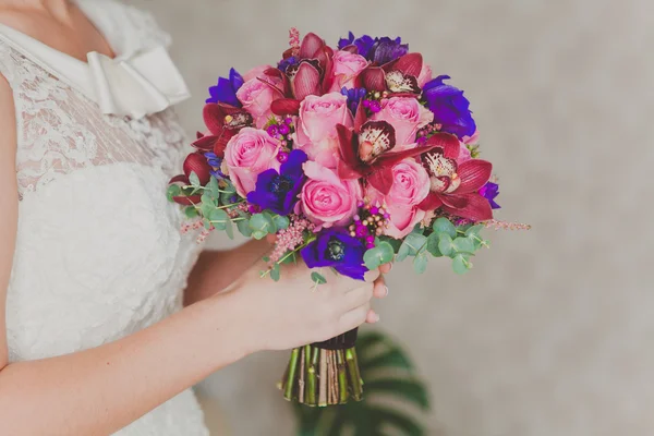 Mariée tenant bouquet de mariage coloré — Photo