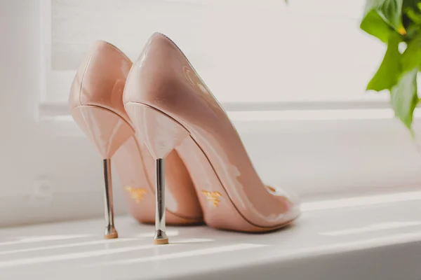 Beige scarpe tacchi nuziali sposa — Foto Stock