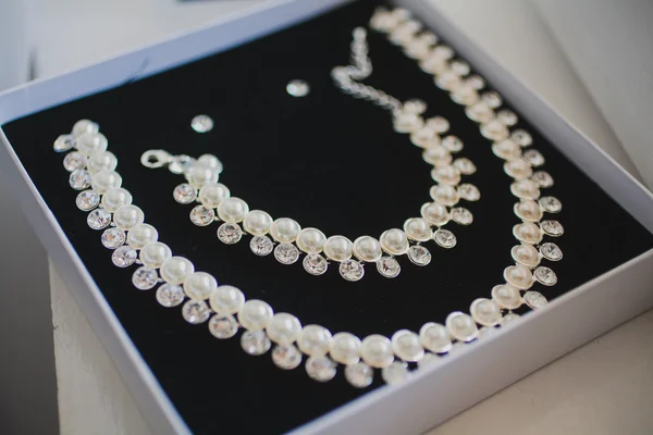 Otevřené krabičky sadou perlový náhrdelník a náramek — Stock fotografie