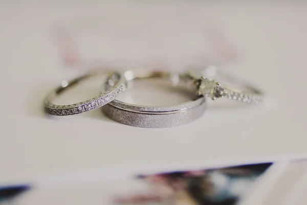 Closeup of wedding rings on white background — Stock Photo, Image