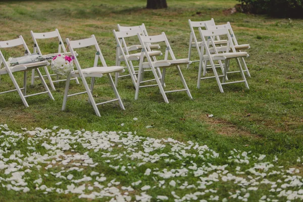 Weiße Hochzeitsstühle — Stockfoto