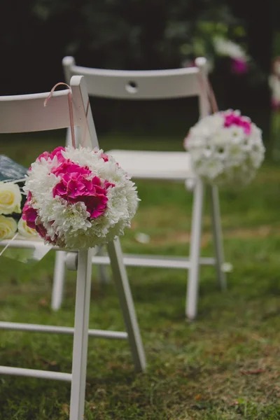 美しい花と白い結婚式の椅子. — ストック写真