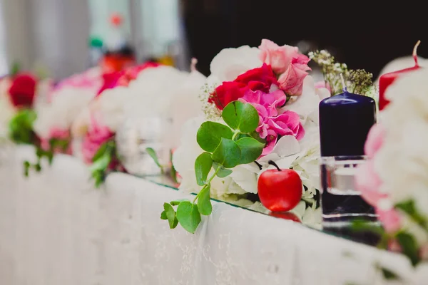 Beautifully decorated wedding table — Stock Photo, Image