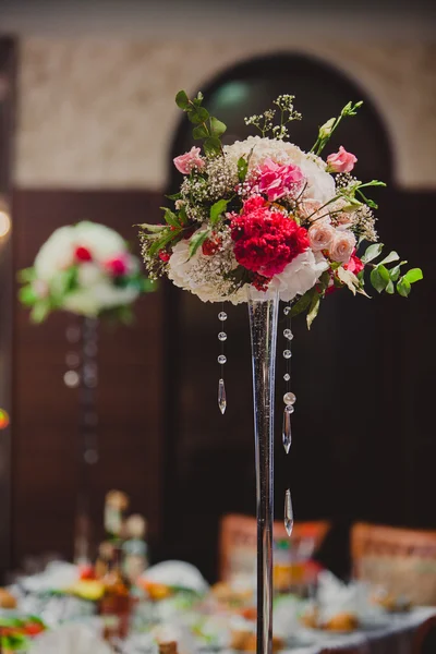 Wspaniałe kwiaty na stole w dzień ślubu — Zdjęcie stockowe