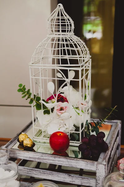 Hermosa decoración para mesa de boda en la naturaleza — Foto de Stock