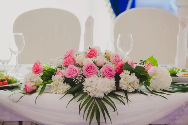 Hermosas flores en la mesa en el día de la boda — Foto de Stock