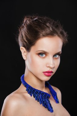 lüks el ile güzel bir esmer kız portresi kolye yapılmış. moda modeli 
