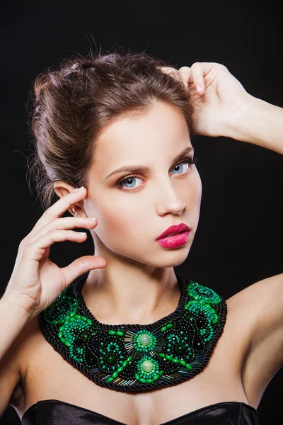 Close up portrait of a beautiful brunette fashion model with gorgeous necklace. — Stock Photo, Image