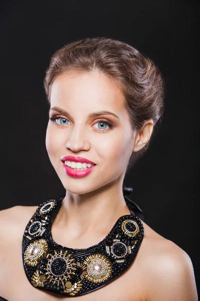 Portrait of a beautiful smiling fashion model with gorgeous luxury necklace. — Stock Photo, Image