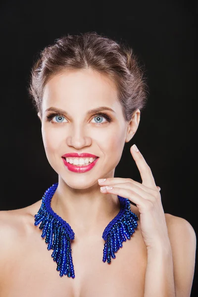 Portrait of a beautiful happy brunette fashion model with luxury accessories. — Stock Photo, Image