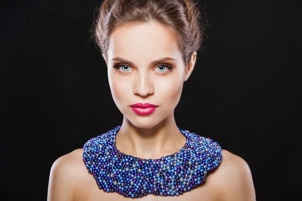 Ritratto ravvicinato di una bella donna con accessori luminosi di lusso . — Foto Stock