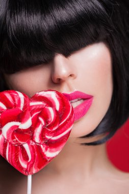 Güzel seksi pembe büyük dudaklar ve lolipop kırmızı model closeup portresi