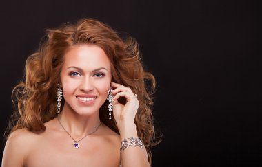 lüks aksesuarları ile güzel bir gülümseyen kadın portresi. moda modeli 