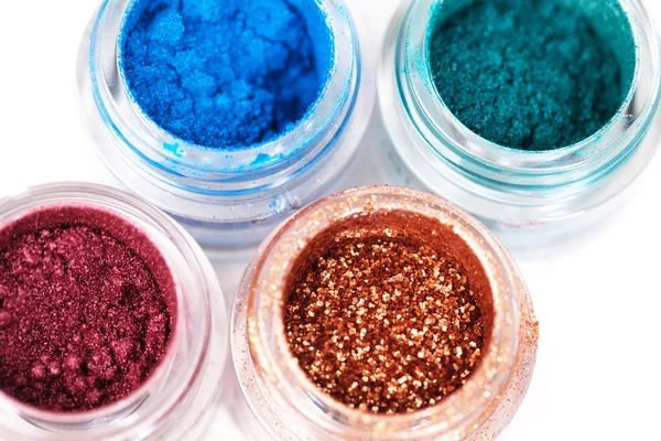 Beyaz arka plan üzerinde metalik parlak göz gölgeler ile Cam Kavanoz set