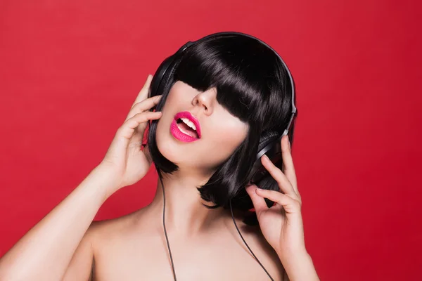 Mujer escuchando música en auriculares disfrutando de un baile. Dj hembra —  Fotos de Stock