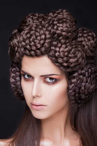 Vacker modell med en kreativ pigtails hårstyling. — Stockfoto
