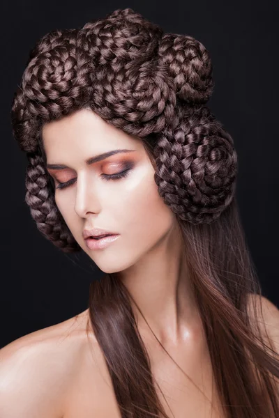 Hermosa modelo de moda con un peinado creativo — Foto de Stock