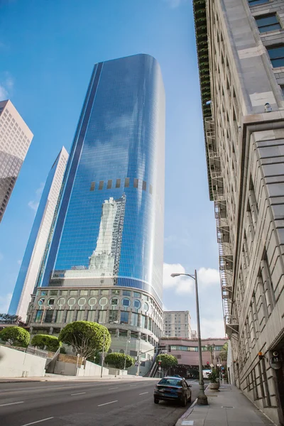 Grattacieli contro il cielo blu nel centro di Loa Angeles, California USA — Foto Stock