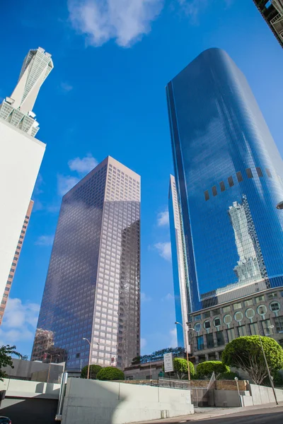 Rascacielos contra el cielo azul en el centro de Loa Angeles, California, EE.UU. — Foto de Stock