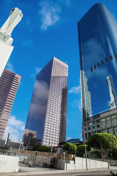 Rascacielos contra el cielo azul en el centro de Los Ángeles, California, EE.UU. — Foto de Stock