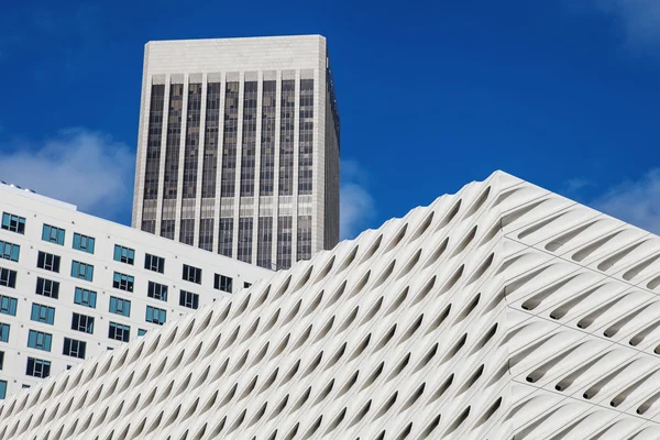 Fragmento de rascacielos modernos de edificios de oficinas contra el cielo azul — Foto de Stock