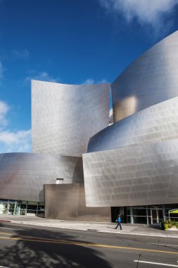 Los Angeles - 26 Temmuz 2015: Walt Disney Konser Salonu Frank Gehry tarafından tasarlanmış Los Angeles dış.