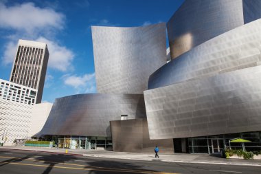 Los Angeles - 26 Temmuz 2015: Walt Disney Konser Salonu Frank Gehry tarafından tasarlanmış Los Angeles dış.